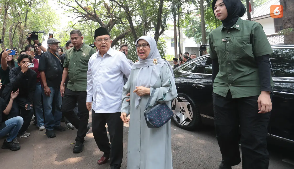 Wakil Presiden ke-10 dan ke-12 RI Jusuf Kalla bersama istrinya, Mufidah Jusuf Kalla, tiba di rumah duka Guruh Soekarnoputra di Jalan Sriwijaya Raya, Kebayoran Baru, Jakarta Selatan, Sabtu (26/9/2026). (KLY/Budy Santoso)