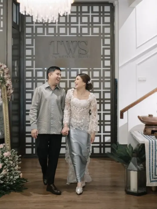 Kebayanya juga dilengkapi dengan ekor yang hadirkan kesan istimewa.  [Foto: Instagram/ Oza Rangkuti]