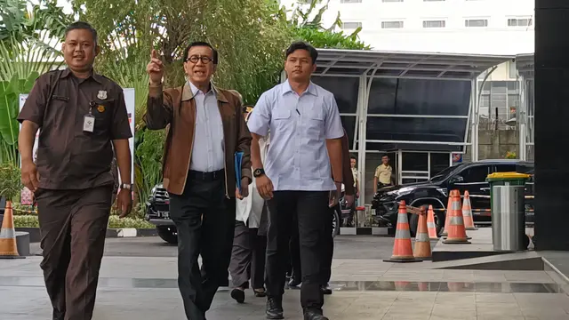 Mantan menteri Hukum dan Hak Asasi Manusia (Menkumham) Yassona Laoly memenuhi panggilan penyidik Komisi Pemberantasan Korupsi (KPK), Rabu (18/12/2024).