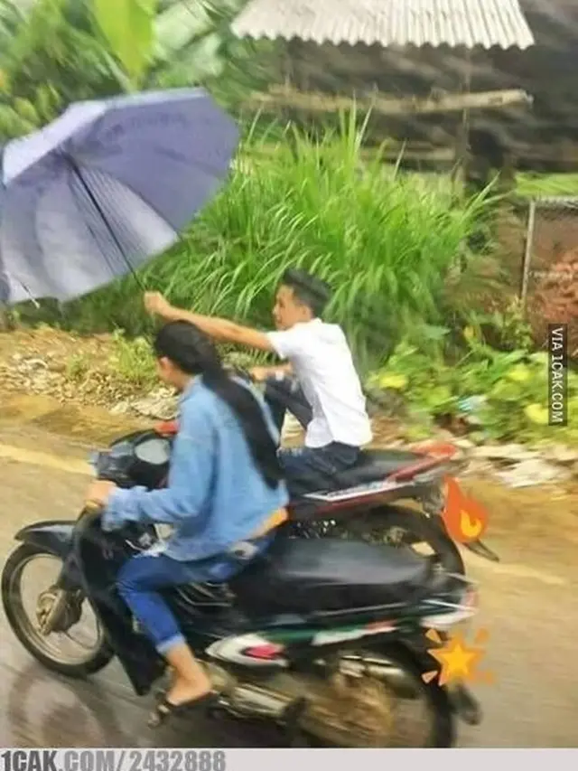 6 Momen Pacaran saat Hujan Ini Nyeleneh, Bikin Elus Dada
