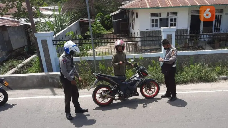 Anggota Satuan Lalu Lintas Polres Gorontalo Kota saat melakukan penilangan terhadap pengguna knalpot bising (Arfandi Ibrahim/Liputan6.com)