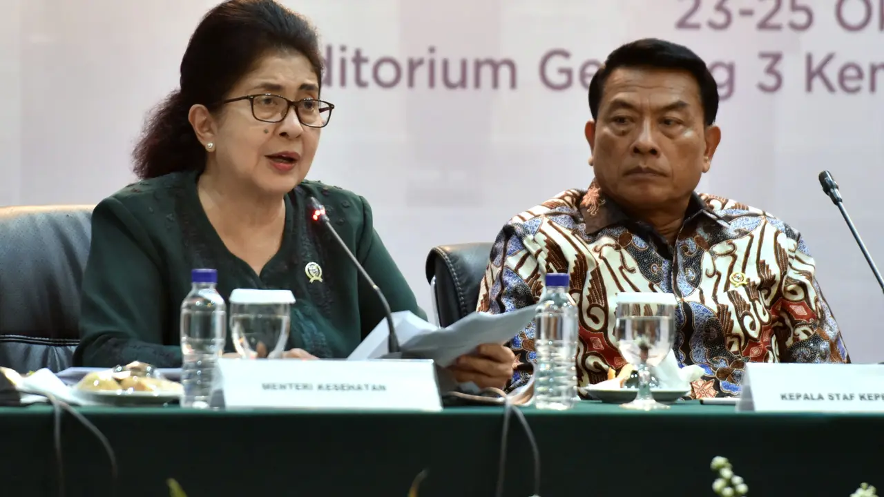 Menteri Kesehatan RI Nila Moeloek mengungkapkan pencapaian di bidang kesehatan, termasuk angka kematian ibu, dalam konferensi pers 4 Tahun Pemerintahan Jokowi-JK. (Foto: Setkab)