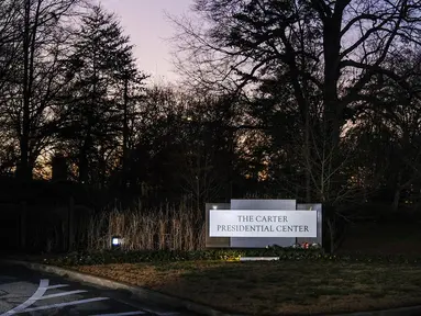 Lilin, bunga, dan kacang diletakkan sebagai penghormatan kepada mantan Presiden AS Jimmy Carter di Carter Presidential Center di Atlanta, Georgia, pada tanggal 29 Desember 2024. (Alex Wroblewski/AFP)