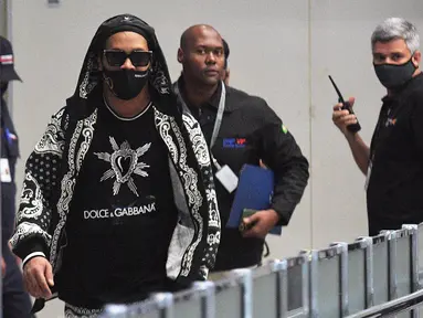 Mantan pemain timnas Brasil, Ronaldinho tiba di bandara El Galeao di Rio de Janeiro, setelah menjalani tahanan rumah di Paraguay, Selasa (25/8/2020). Ronaldinho menghirup udara bebas setelah lima bulan menjadi tahanan rumah karena memasuki Paraguay dengan paspor palsu. (Carl DE SOUZA/AFP)