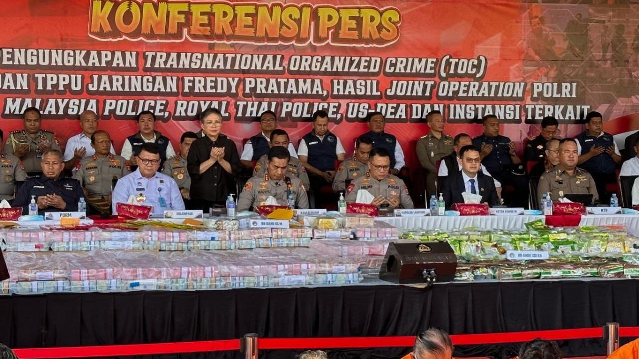 Secara sederhana, Helmy mengungkapkan peran AKP AG dalam jaringan narkotika tersebut adalah melancarkan pengiriman saat melewati Lampung melalui pelabuhan Bakauheni menuju pelabuhan Merak-Banten.<br>