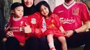 Keluarga Desta kompak pakai jersey Liverpool. Selain anak-anak, mantan istrinya, Caca juga pakai jersey serupa. [Instagram.com/desta80s]