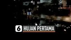Hujan akhirnya turun di kota Polewali Mandar, Sulawesi Barat. Derasnya hujan membuat ikan di area tambak dan pembibitan meluap ke jalanan.