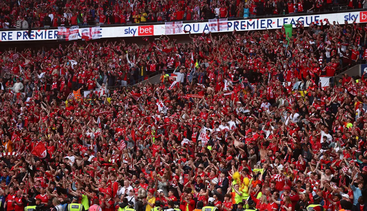 Suporter Nottingham Forest merayakan kemenangan timnya atas Huddersfield Town pada final playoff divisi Championship di Stadion Wembley di London, Senin (30/5/2022). Nottingham Forest menang tipis atas Huddersfield Town 1-0. (AFP/Adrian Dennis)