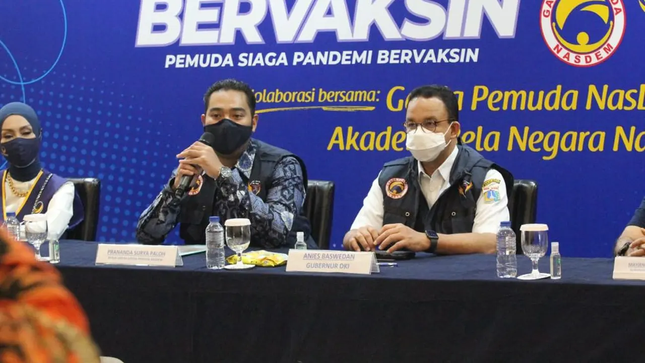 Anies Baswedan dan Prananda Surya Paloh meninjau vaksinasi Covid-19 di Jakarta