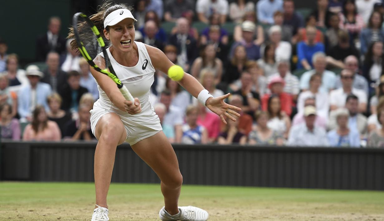 Gaya Johanna Konta mengembalikan bola ke arah Simona Halep pada perempat final tunggal putri Wimbledon 2017 di The All England Lawn Tennis Club, Wimbledon, London, (11/7/2017). (AFP/Glyn Kirk)