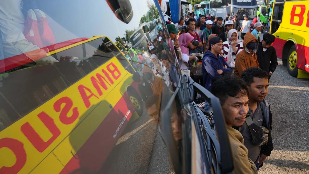 FOTO: Puncak Arus Mudik di Terminal Kalideres