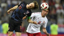 Duel pemain Kroasia, Luka Modric (kiri) dan pemain Denmark, Thomas Delaney pada laga 16 besar Piala Dunia 2018 di Nizhny Novgorod Stadium, Rusia, (1/7/2018). Kroasia menang 3-2 lewat adu penalti. (AP/Martin Meissner)