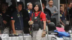 Seorang polwan yang menenteng senjata api laras panjang tampak mencuri perhatian saat rilis hasil pengungkapan Operasi Pekat di Polda Metro Jaya, Jakarta, Jumat (3/6). Polwan cantik itu diketahui bernama Bripda Suci Amelia. (Liputan6.com/Gempur M Surya)