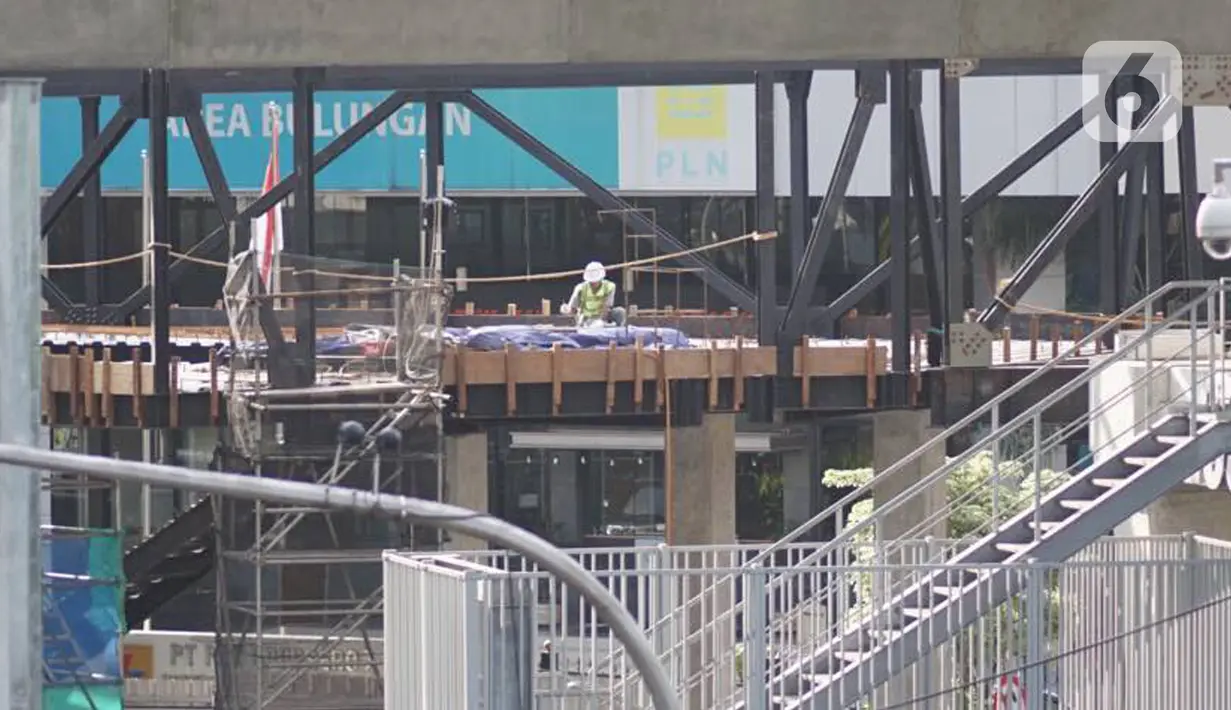 Pekerja menyelesaikan pembangunan proyek jembatan layang atau skybridge Stasiun MRT Asean-Halte Transjakarta CSW di kawasan Kebayoran Baru, Jakarta, Selasa (21/1/2020). (Liputan6.com/Immanuel Antonius)