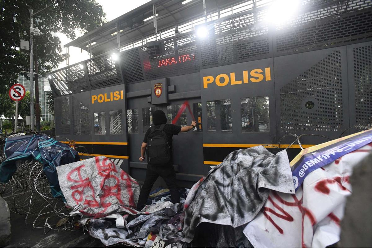 Mensesneg temui mahasiswa di aksi Indonesia Gelap