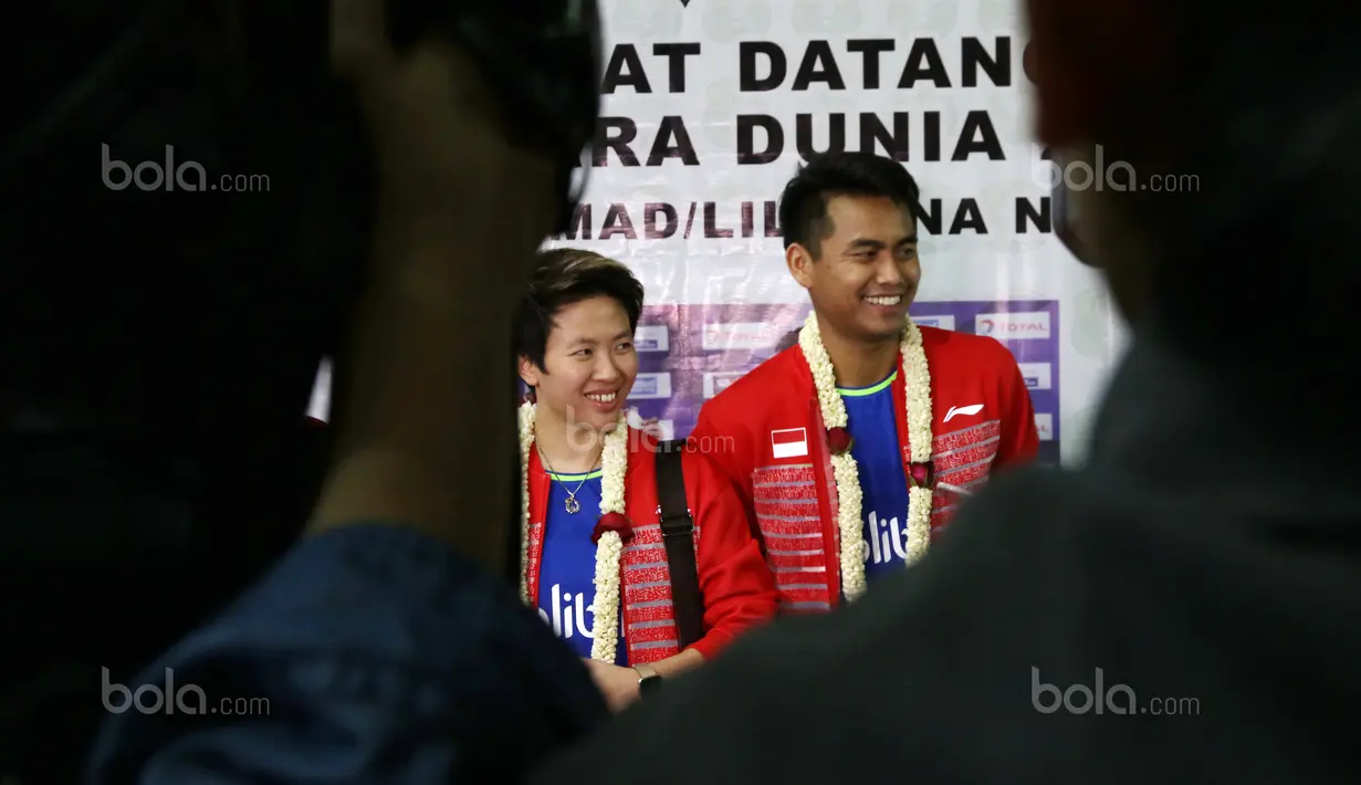 Senyum Tontowi Ahmad dan Liliyana Natsir saat melakukan sesi wawancara di Bandara Soekarno-Hatta, Cengkareng (29/8/2017). Tontowi/Liliyana meraih medali emasi pada kejuaraan dunia di Glasgow. (Bola.com/Nicklas Hanoatubun)
