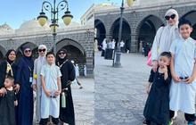 8 Foto Keluarga Raffi Ahmad Saat Umrah, Rafathar Menggunakan Kursi Roda