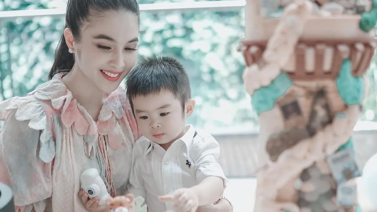 [Fimela] Potret Ultah Sandra Dewi