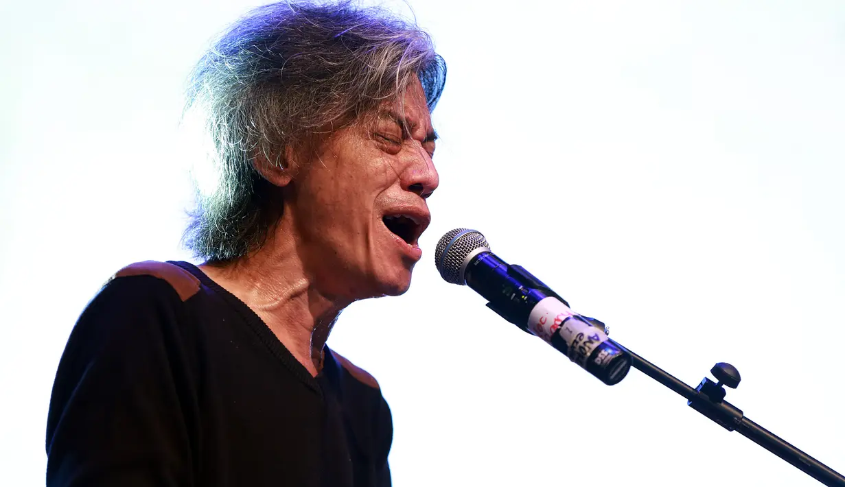 Lagu Penari sebagai pembuka Fariz dalam konser tersebut. Para penonton juga seperti bernostalgia dengan dilantunkannya lagu mega hits Sakura. (Deki Prayoga/Bintang.com)