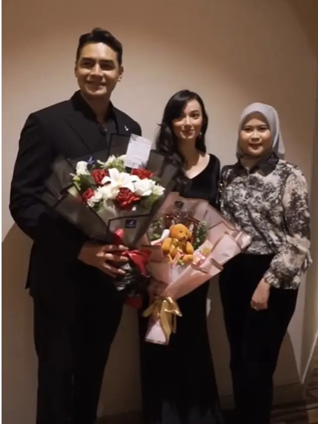 6 Potret Jonas Rivanno dan Asmirandah di Gala Premiere Film Gereja Setan