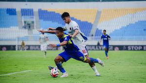 Winger Arema FC, Salim Tuharea mendapatkan tekanan dari striker Persita Tangerang, Hokky Caraka dalam laga tunda pekan ke-8 BRI Super League 2025/2026 di Stadion Kanjuruhan, Malang, Selasa (30/12/2025). (Bola.com/Iwan Setiawan)