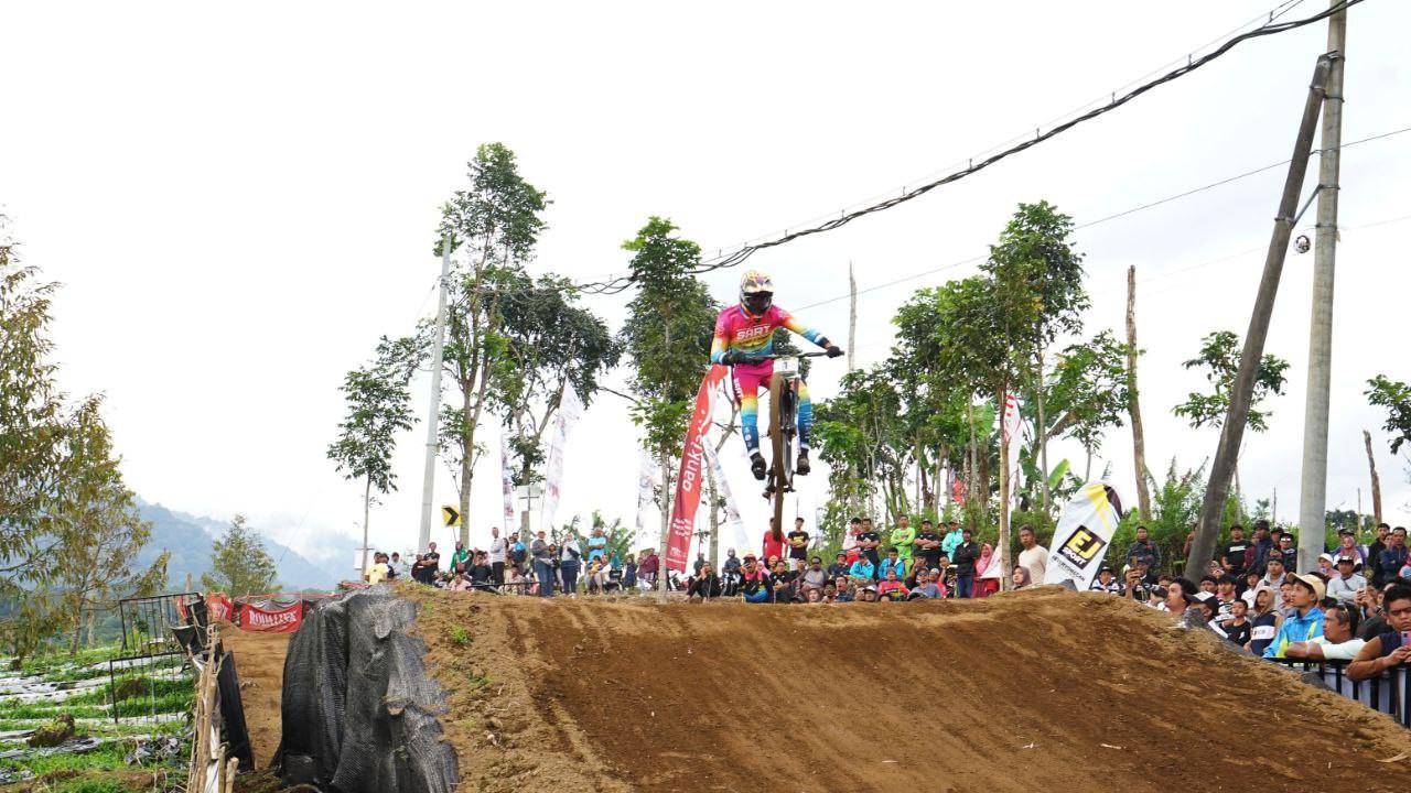 Para pembalap bersaing sengit di Banyuwangi Ijen Geopark Downhill 2023 (Istimewa)