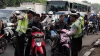 Pengendara sepeda motor terjaring Operasi Patuh Jaya 2011 di kawasan Gunung Sahari, Jakarta, Selasa (12/7). Operasi Patuh Jaya akan digelar selama 14 hari.(Antara)