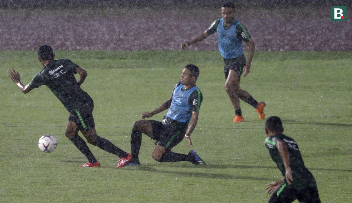 Pemain Timnas Indonesia, Ricky Fajrin, berusaha merebut bola saat latihan di Stadion Madya Senayan, Jakarta, Selasa (22/11). Latihan ini persiapan jelang laga Piala AFF 2018 melawan Filipina. (Bola.com/Yoppy Renato)