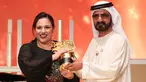 Guru sekolah di tengah wilayah termiskin Inggris, Andria Zafirakou menerima trofi Global Teacher Prize dari Wakil Presiden dan Perdana Menteri UEA, Sheikh Mohammed bin Rashid al-Maktoum dalam acara penganugerahan di Dubai, Minggu (18/3). (AP/Jon Gambrell)