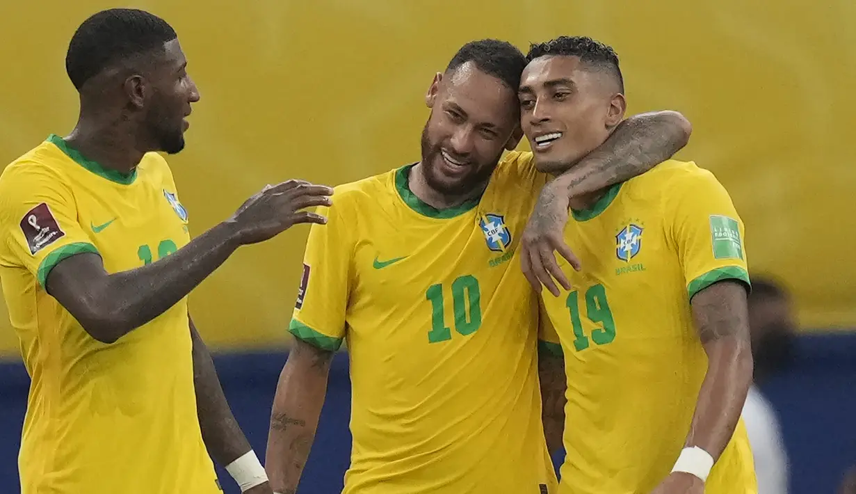 Brasi kembali menjauh usai mencetak gol ketiga pada menit ke-58. Raphinha (kanan) mencetak gol keduanya lewat sepakan ke tiang jauh setelah memanfaatkan umpan terobosan yang dikirim Neymar. (AP/Andre Penner)