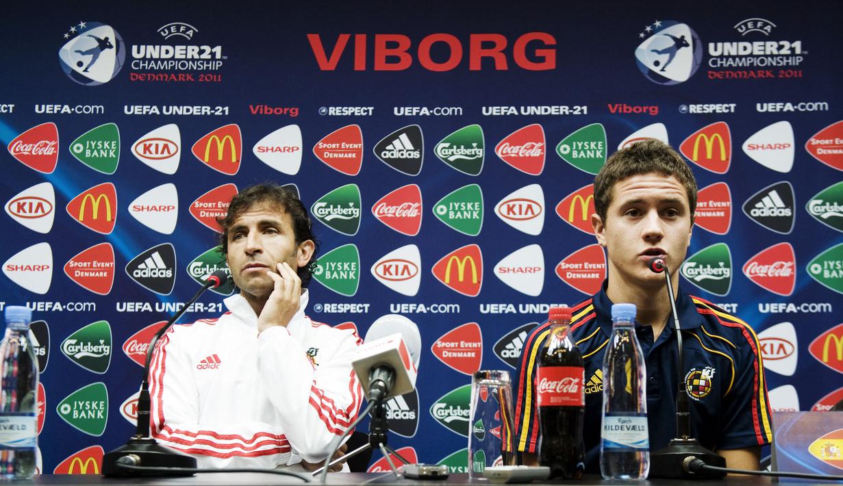 Ander Herera (kanan) terkenal dengan totalitas dan kerja kerasnya di lapangan saat membawa Spanyol U-21 menjadi kampiun Piala Eropa U-21 2011. Atas performa baiknya di Piala Eropa U-21 2011 dirinya pun menjadi pilihan klub-klub besar seperti Manchester United dan PSG. (AFP/Jonathan Nackstrand)
