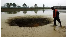 Peristiwa mengejutkan terjadi di kawasan tambak ikan yang seketika kering karena tersedot sebuah lubang raksasa.