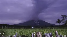 Material vulkanik dimuntahkan dari kawah Gunung Semeru di Lumajang, Jawa Timur, Indonesia, Selasa (1/12/2020). Gunung Semeru, di Kabupaten Lumajang, Jawa Timur meletus pada Selasa dini hari, 1 Desember 2020. (AP Photo)