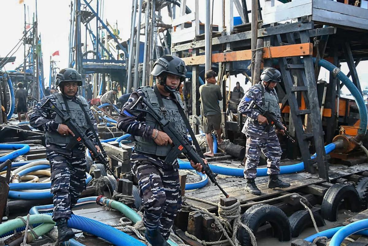 FOTO: Operasi Laut TNI 2025, Dua Kapal Diduga Pembawa Pasir Timah Ilegal Berhasil Diamankan
