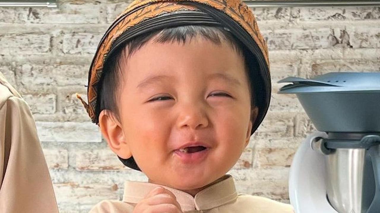 Ada juga yang salfok dengan wajah Baby Timo. Potretnya mirip banget dengan ayah, Chef Arnold.&nbsp;