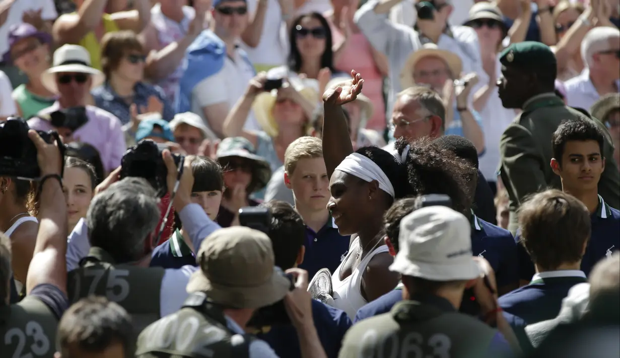 Sambutan meriah untuk Serena Williams setelah final Wimbledon. (AP Photo/Pavel Golovkin)