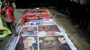 Massa menggelar spanduk saat kasi unjuk rasa 'Save Polri' di depan PN Jakarta Selatan, Senin (2/2/2015). (Liputan6.com/Johan Tallo)