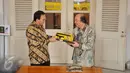 Basuki Thahaja Purnama (kiri) dan Dato Sri Tahir usai menandatangani MOU di balaikota, Jakarta, Jumat (17/6). Pemerintah Provinsi DKI Jakarta mendapatkan sumbangan 5 unit bus tingkat dari Tahir Foundation.(Liputan6.com/Gempu M Surya)
