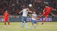 Pemain Persija Jakarta, Aji Kusuma (kanan), menyundul bola ke gawang Persita Tangerang dalam pertandingan pekan ke-21 BRI Liga 1 2023/2024 yang berlangsung di Stadion Utama Gelora Bung Karno, Jakarta, Minggu (3/12/2023) malam WIB. (Bola.com/M Iqbal Ichsan)