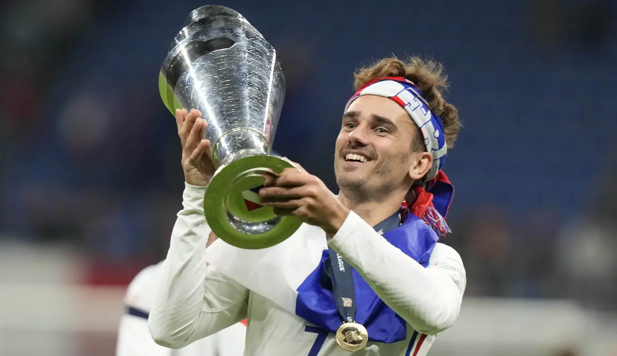 Penyerang Prancis Antoine Griezmann memegang trofi pada akhir laga final UEFA Nations League 2021 melawan Spanyol di San Siro, Milan, Senin (11/10/2021) dini hari WIB. Prancis keluar sebagai juara UEFA Nations League 2021 setelah menumbangkan Spanyol 2-1. (AP Photo/Luca Bruno)
