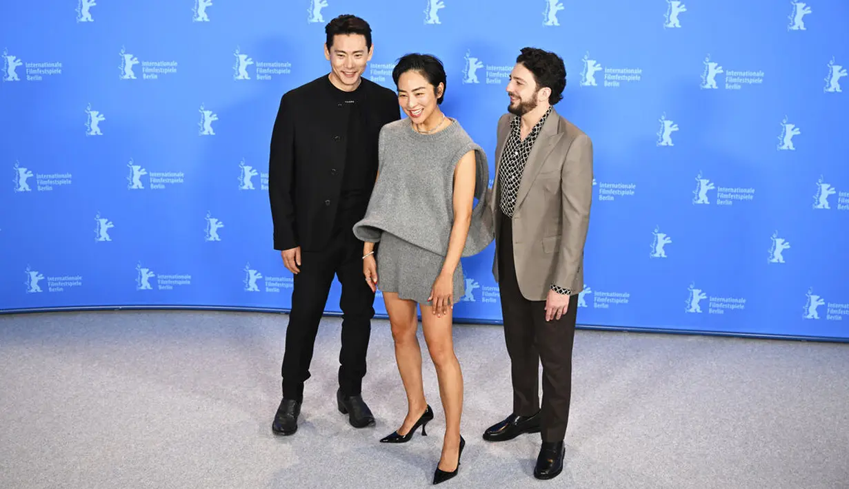 Yoo Teo, Greta Lee, dan John Magaro para bintang Past Lives dalam Festival Film Internasional Berlin 2023.   (Monika Skolimowska/dpa via AP)