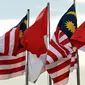 Bendera Indonesia dan Bendara Malaysia yang berkibar pada 22 April 2009. (AFP/ADEK BERRY)