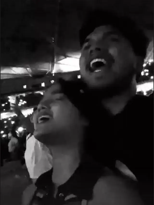 Fuji dan Thariq Halilintar nonton bareng konser Billie Eilish di Singapura (Foto: Instagram fuji_an)