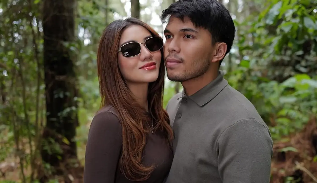 Keduanya nampak kompak kenakan long sleeve berwarna cokelat meski dengan shade yang berbeda [@aaliyah.massaid]