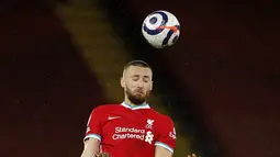 Bek Liverpool, Nathaniel Phillips berebut bola dengan pemain Southampton, Moussa Djenepo pada pertandingan lanjutan Liga Inggris di stadion Anfield di Liverpool, Inggris, Minggu (9/5/2021). Berkat hasil ini, Liverpool menghuni posisi keenm dengan koleksi 57 poin. (Phil Noble / Pool via AP)