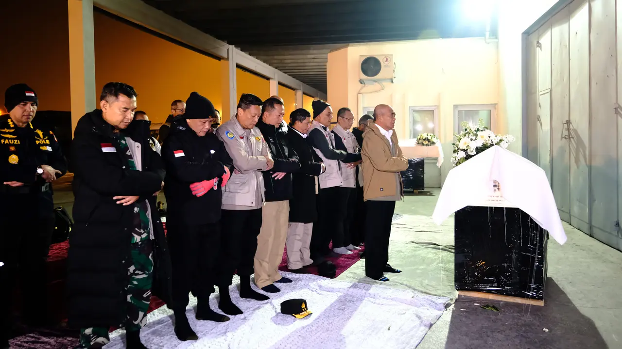 Menko PMK, Muhajir Effendi, memimpin salat jenazah bagi WNI korban gempa Turki yang beragama Islam, Irma Lestari asal Lombok. (Dok KBRI Ankara)