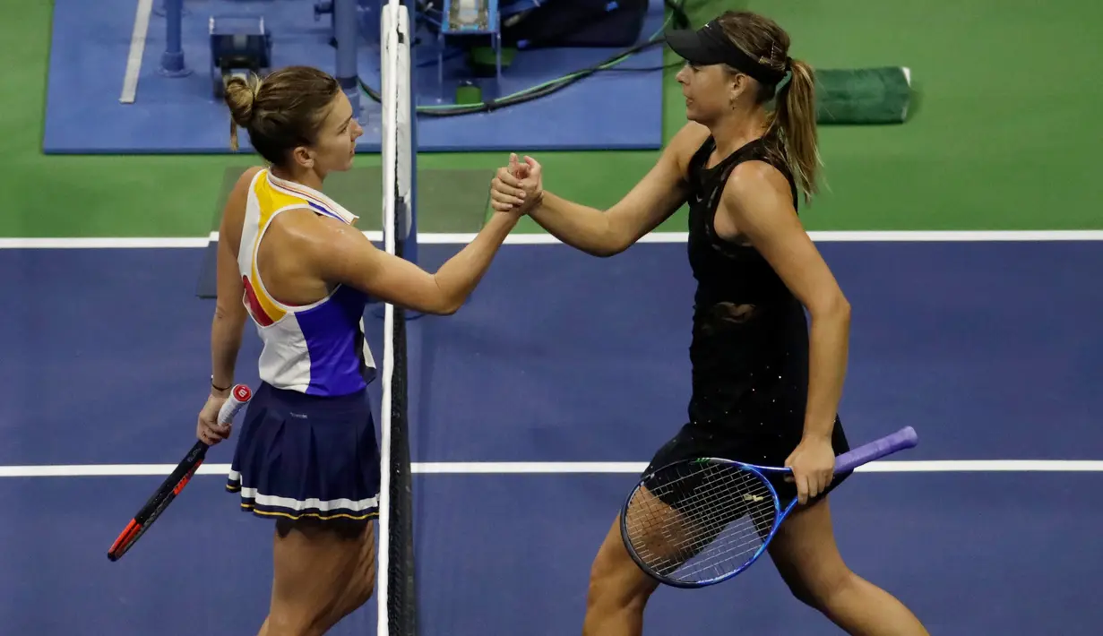 Maria Sharapova bersalaman dengan Simona Halep dari Rumania usai pertandingan putaran pertama turnamen tenis AS Terbuka di New York, (28/8). Sharapova menang atas Halep dengan skor 6-4, 4-6, 6-3. (AP Photo/Julio Cortez)