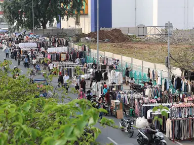 Pemandangan saat pedagang pakaian bekas berjualan di sepanjang trotoar kawasan Senen, Jakarta, Jumat (4/5). Sebagian besar pedagang merupakan korban kebakaran beberapa waktu lalu. (Liputan6.com/Immanuel Antonius)