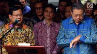 Ketum Partai Gerindra Prabowo Subianto (kiri) bersama Ketum Partai Demokrat Susilo Bambang Yudhoyono atau SBY (kanan) memberi keterangan usai bertemu di Jakarta, Senin (30/7). Demokrat mengusung Prabowo sebagai capres 2019. (Liputan6.com/JohanTallo)