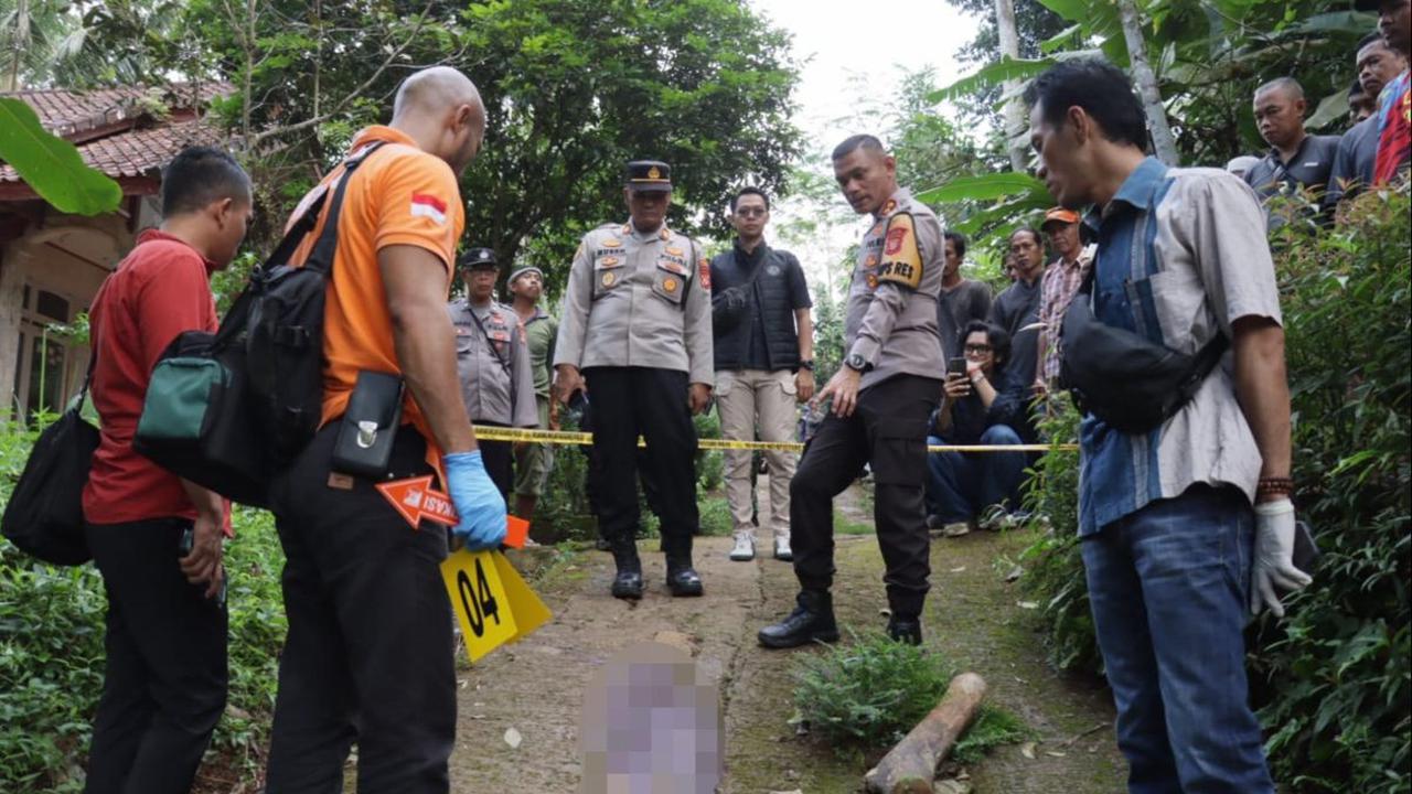 Sampai kemudian saksi mendengar jeritan warga lain yang menyaksikan aksi TR menenteng sejumlah bagian tubuh korban.<br>
